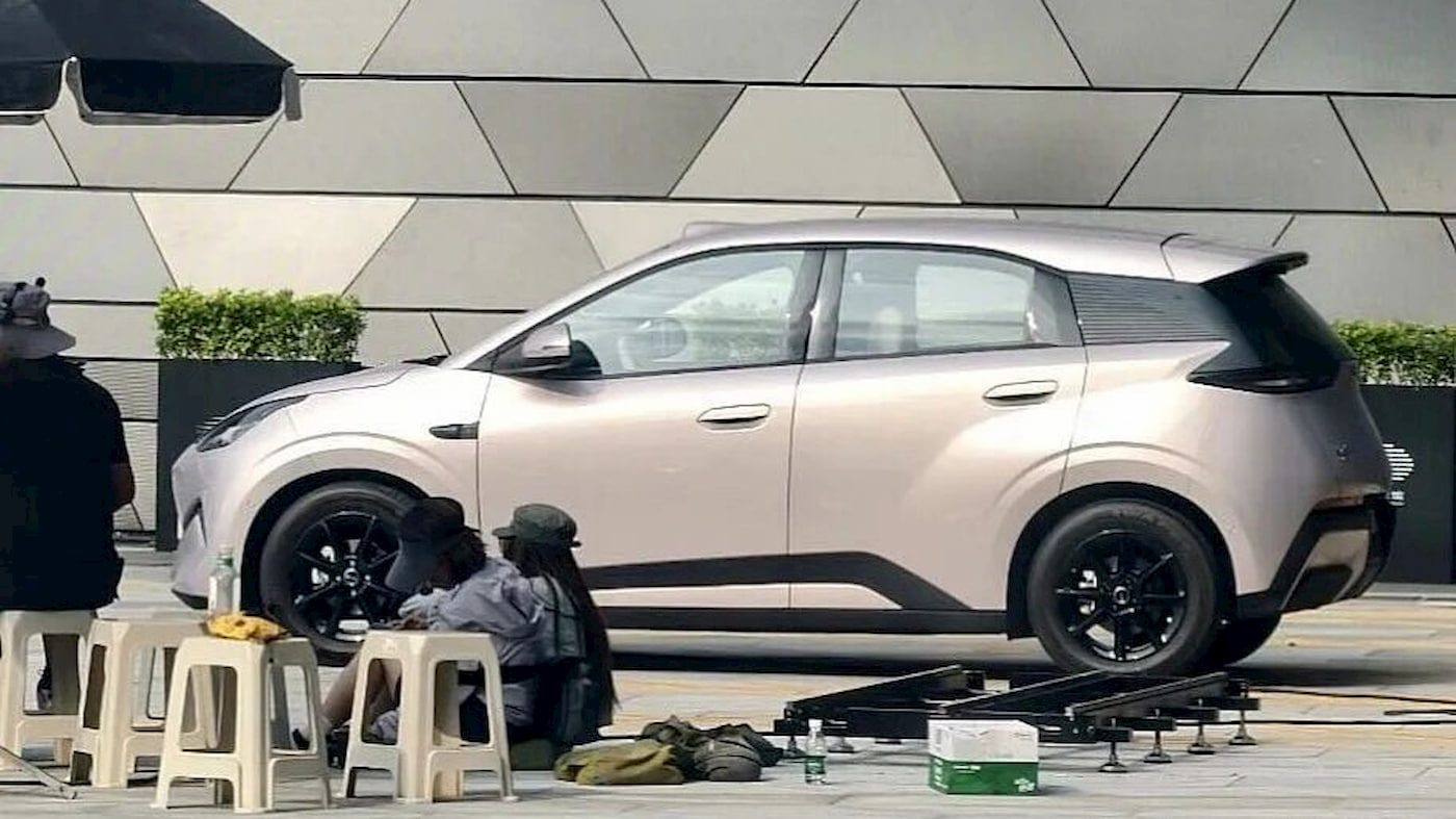 BYD Seagull elektrikli otomobilin ön sipariş etkinliğinde sergilendiği fuar alanı, temiz ve modern bir ortam