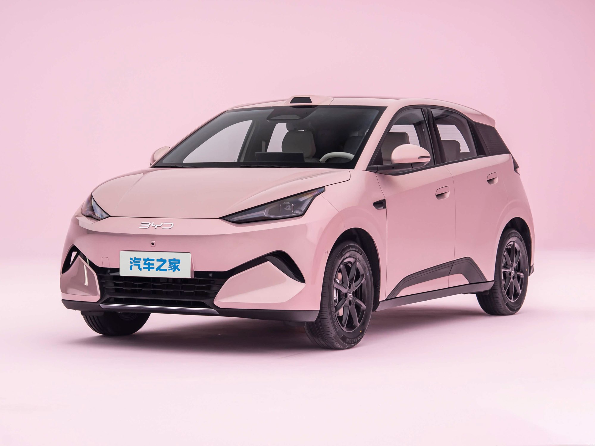 BYD Seagull elektrikli otomobilin ön sipariş etkinliğinde sergilendiği fuar alanı, temiz ve modern bir ortam