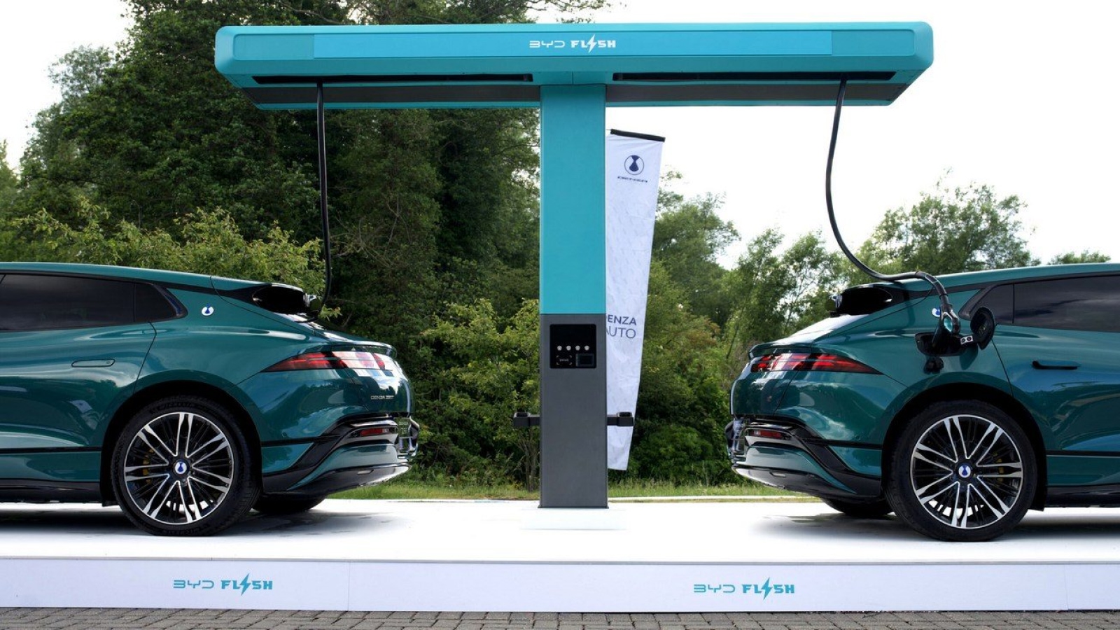 BYD flash şarj cihazının yanında duran elektrikli bir otomobil, Avrupa'da modern bir şarj istasyonu, gündüz ışığı