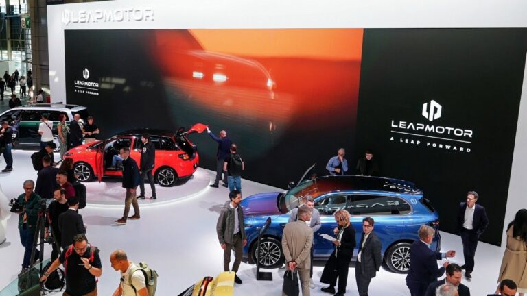 Leapmotor A10s elektrikli SUV'nin sportif siyah tasarımı, ön ve yan profilden görünüm