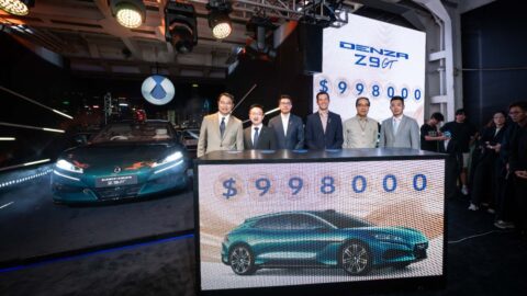 BYD ikinci nesil Seal 07 elektrikli sedanın yandan görünümü, modern showroom ışıkları altında