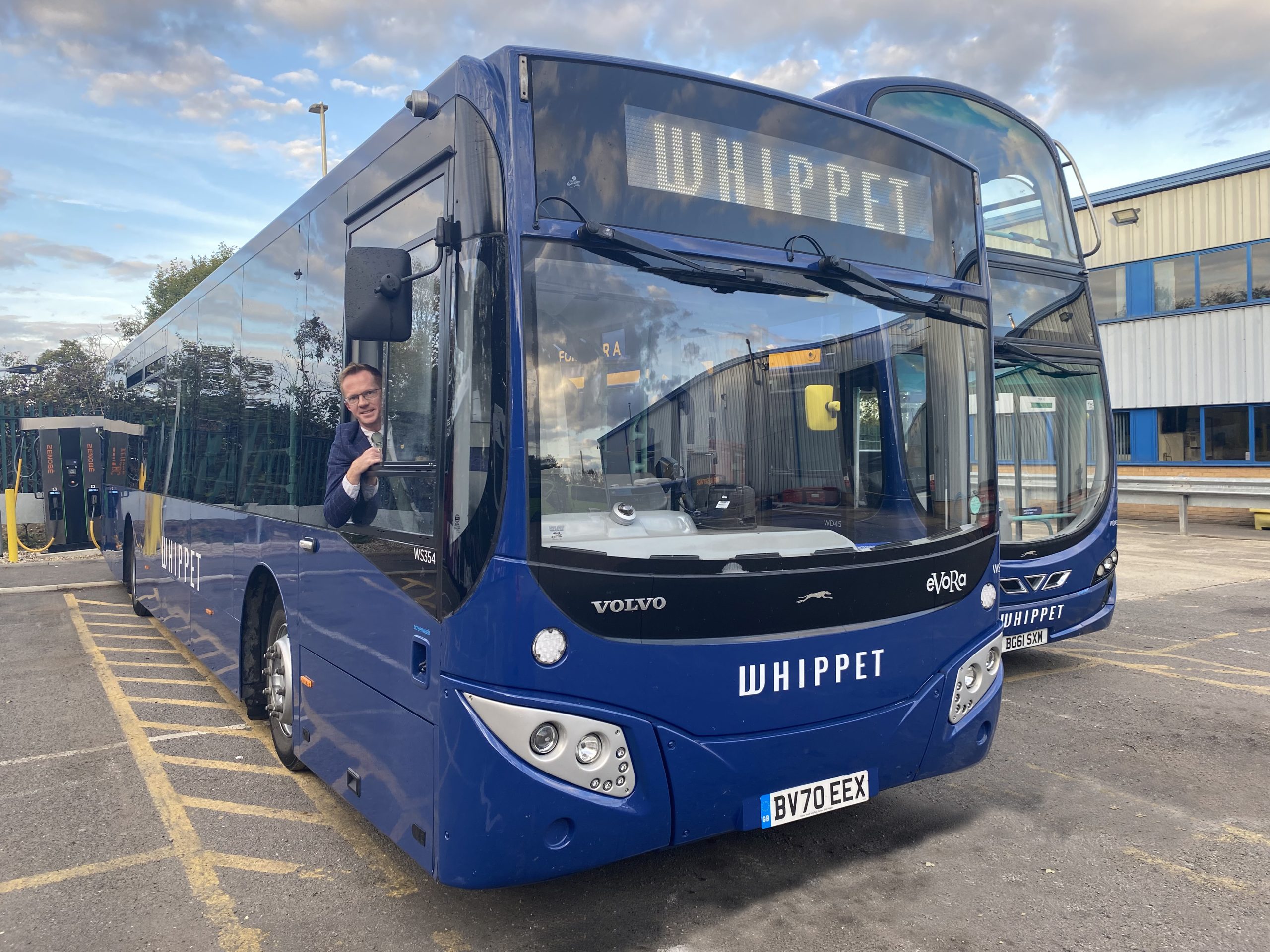 Cambridgeshire'da modern bir elektrikli otobüs, sıfır emisyonlu filo yenileme kapsamında şehir caddesinde park halinde.