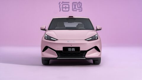Yeni nesil BYD Seagull elektrikli otomobilin şehir içi bir yolda yandan görünümü