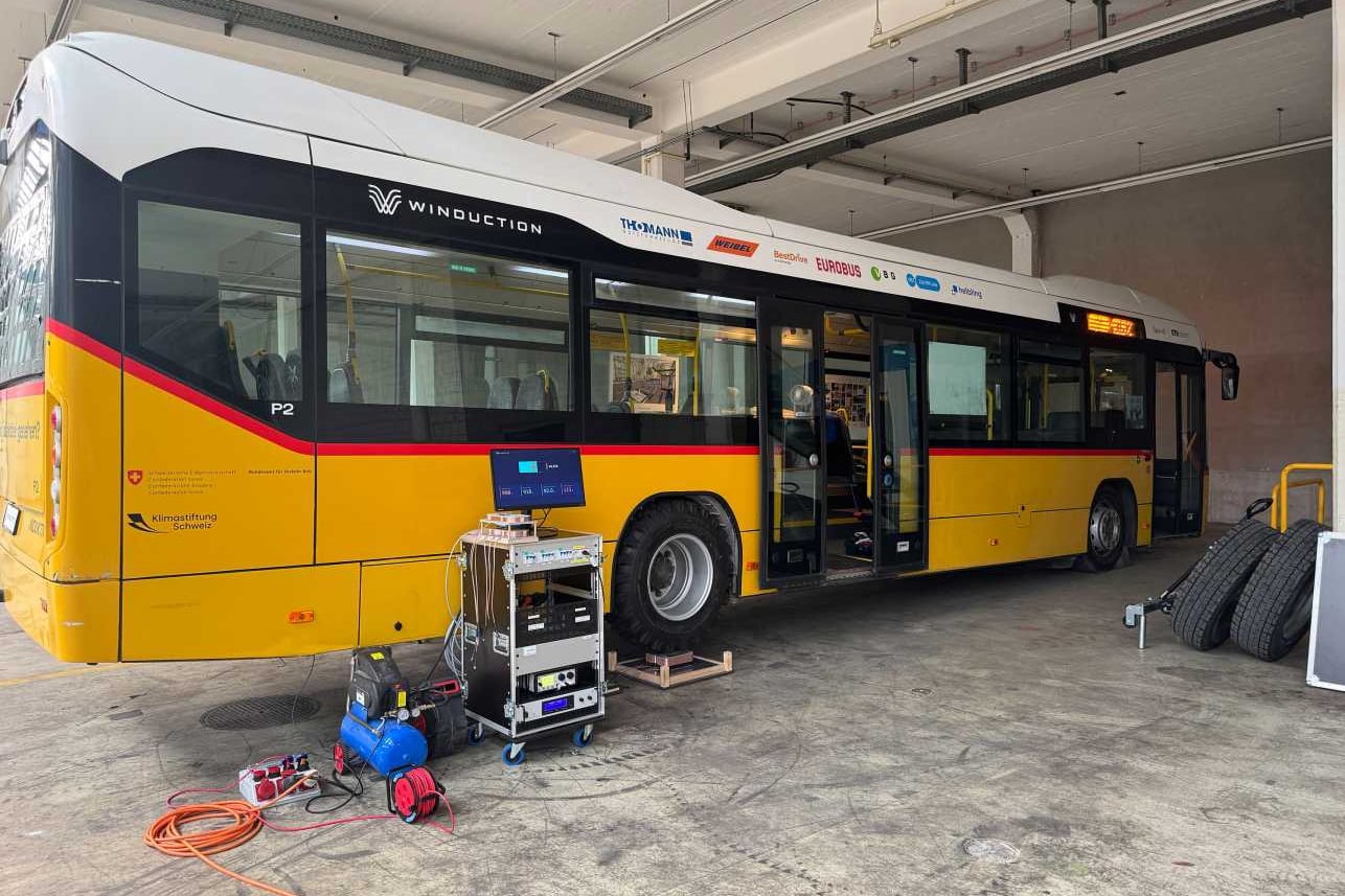 Elektrikli otobüs, durakta tekerlek üzerinden endüktif şarj sisteminin çalışma prensibini gösteren bir illüstrasyon