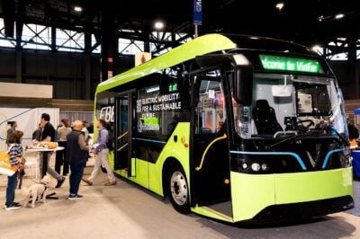 Elektrikli otobüs, durakta tekerlek üzerinden endüktif şarj sisteminin çalışma prensibini gösteren bir illüstrasyon
