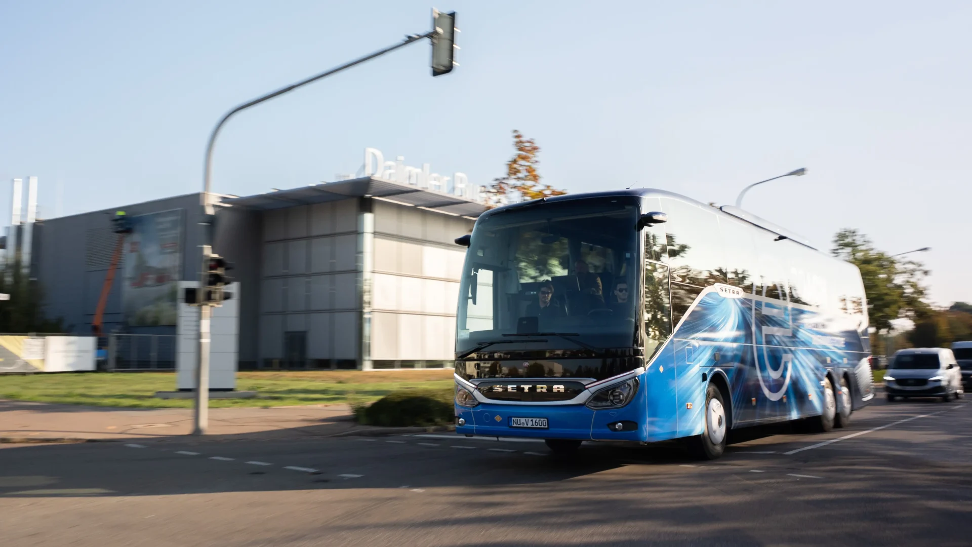 Almanya'da bir otoyol kenarında şarj istasyonunda duran modern elektrikli otobüs, gün ışığı, haber fotoğrafı