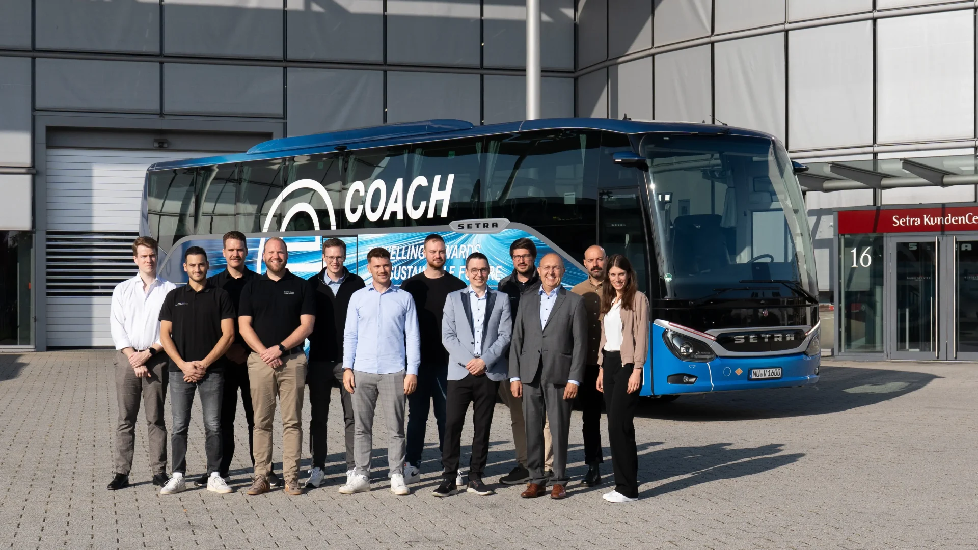 Almanya'da bir otoyol kenarında şarj istasyonunda duran modern elektrikli otobüs, gün ışığı, haber fotoğrafı