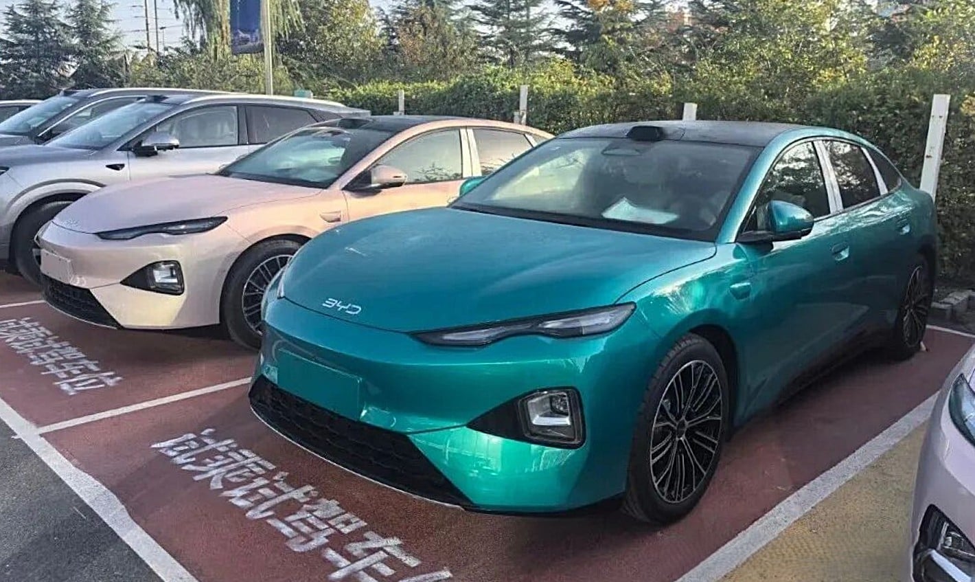 Yeni nesil BYD Seal 07 elektrikli sedanın yandan görünümü, modern çizgiler ve geniş gövde yapısı
