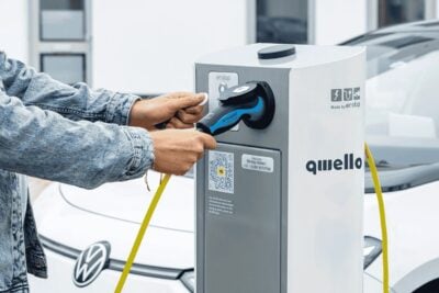 İngiltere'de sokak lambasına monte edilmiş elektrikli araç şarj cihazı