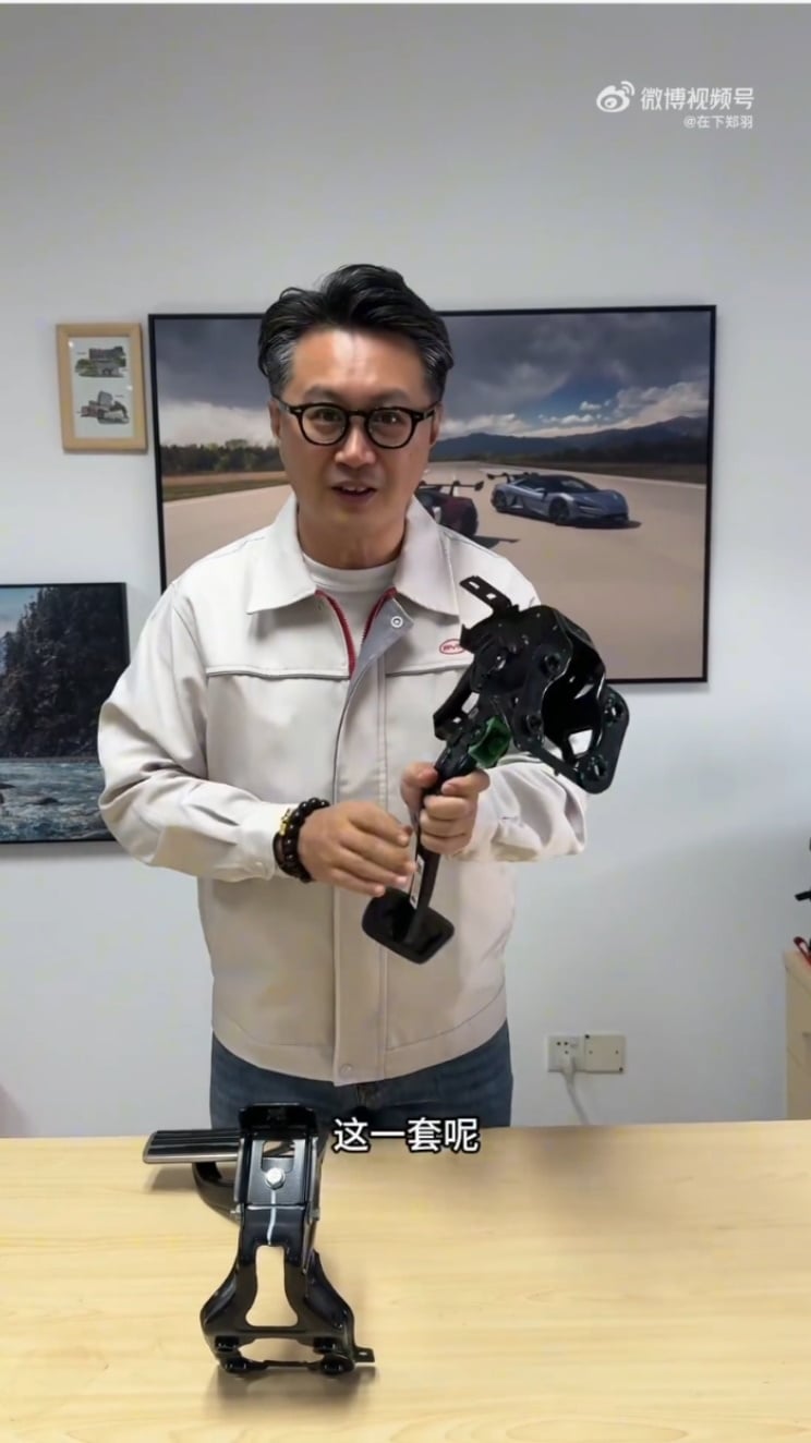 Yangwang lüks elektrikli aracının tam metal fren pedalı düzeneğine yakın çekim, endüstriyel ışıklandırma