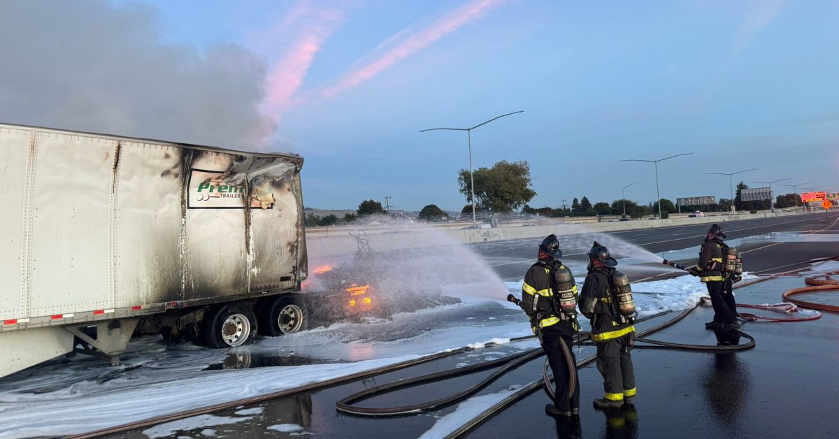 Tesla Semi, Kaliforniya'da Kaza Olmaksızın Alev Aldı: I-880 Saatlerce Kapandı