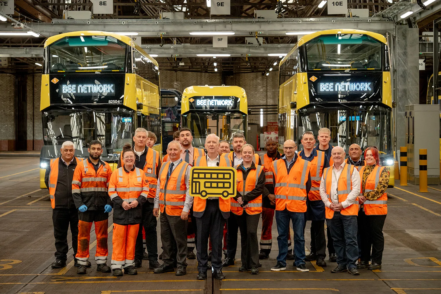 Greater Manchester'da bir otobüs deposunda sıralanmış elektrikli otobüsler, şarj üniteleri ve modern altyapı
