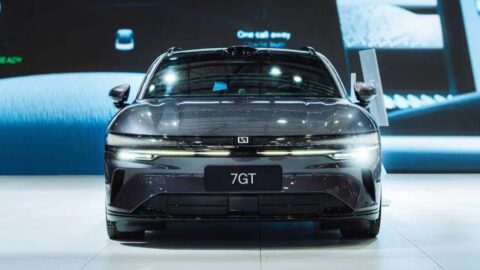 Sidney EV fuarında sergilenen gümüş renkli Zeekr 007 GT elektrikli shooting brake aracın ön çapraz görünümü.