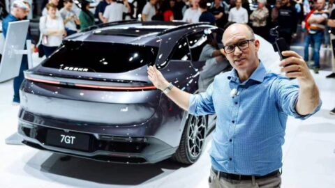 Sidney EV fuarında sergilenen gümüş renkli Zeekr 007 GT elektrikli shooting brake aracın ön çapraz görünümü.