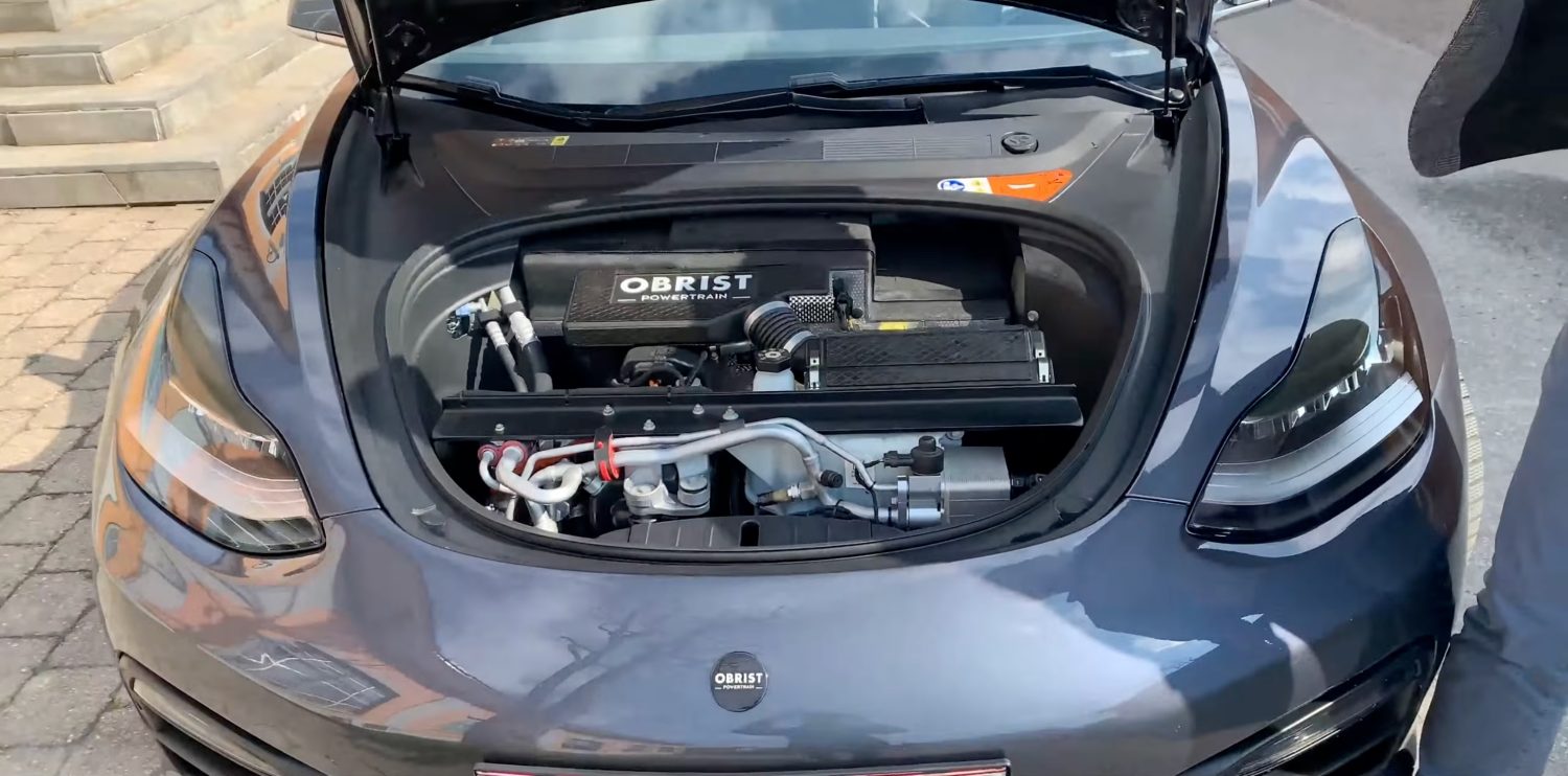 Atölyede parçalanmış bir elektrikli araç ve yanında benzin jeneratörü ile batarya paketi
