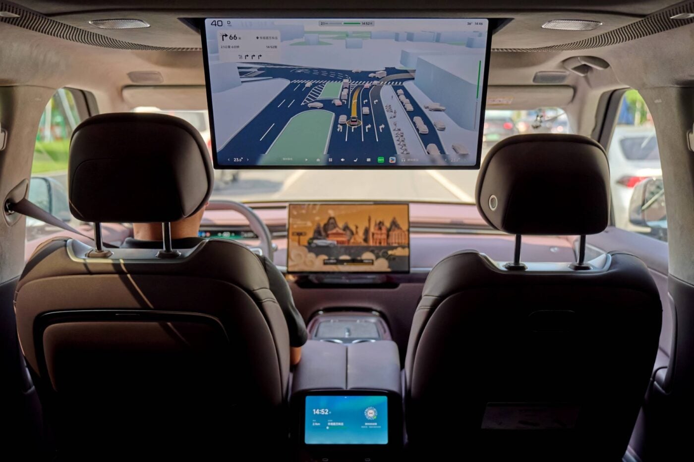 Volkswagen Seviye 3 otonom sürüş test aracı, Hefei'de şehir içi yolda seyrediyor.