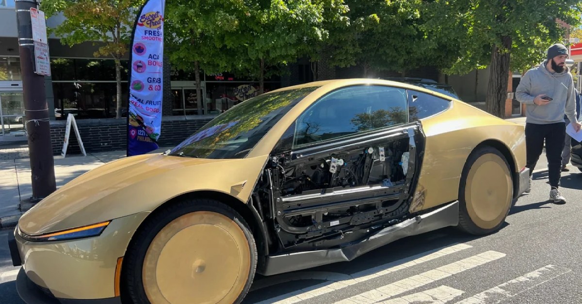 Tesla Cybercab Philadelphia'da kaza yaptı: Kapı paneli koptu, otonom izin tartışması