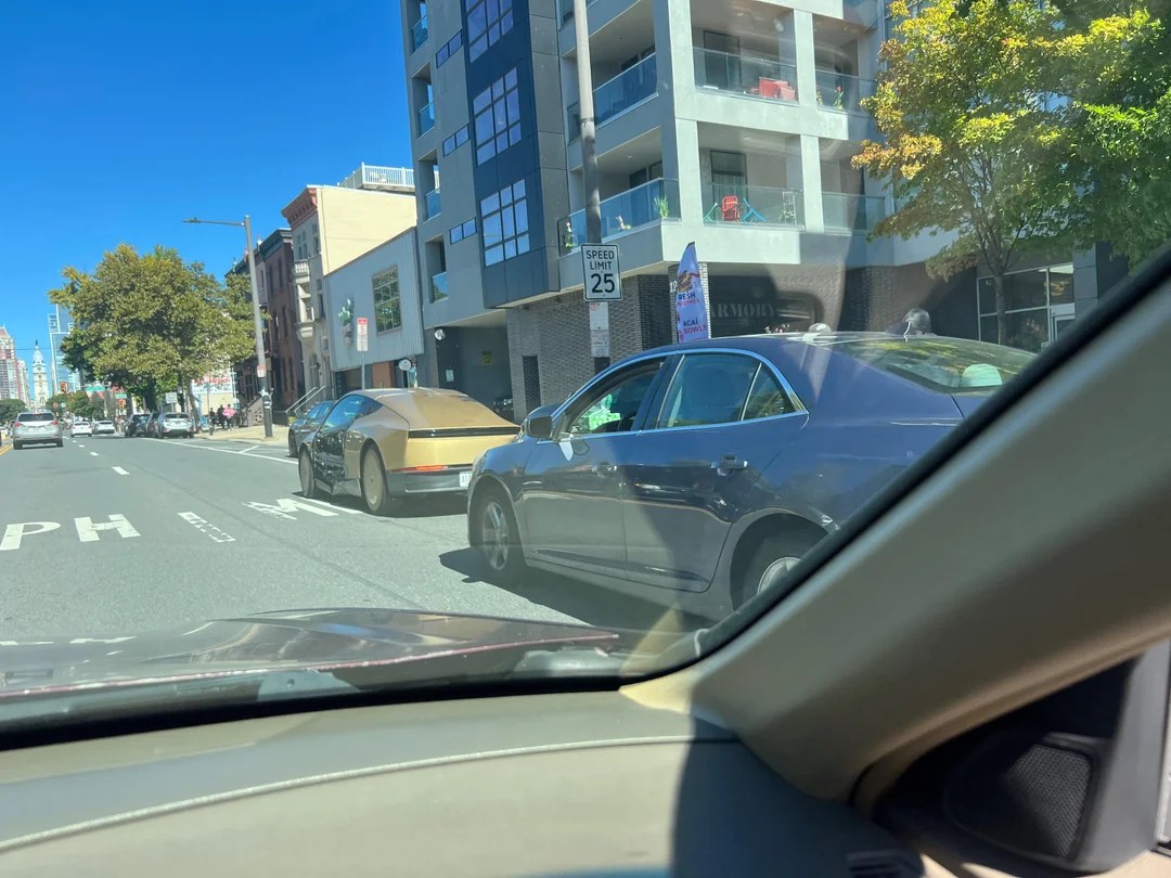 Philadelphia'da bir sokakta kapı paneli eksik Tesla Cybercab.
