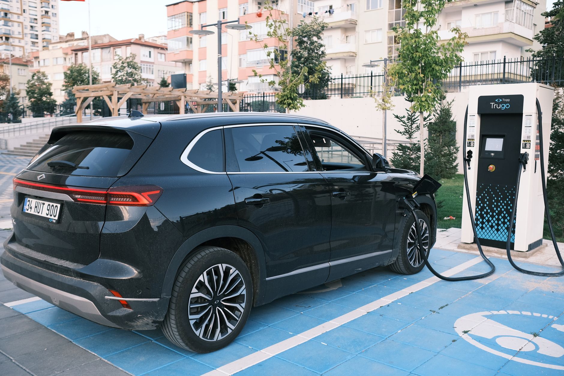 Togg T10X elektrikli SUV aracının yandan görünümü