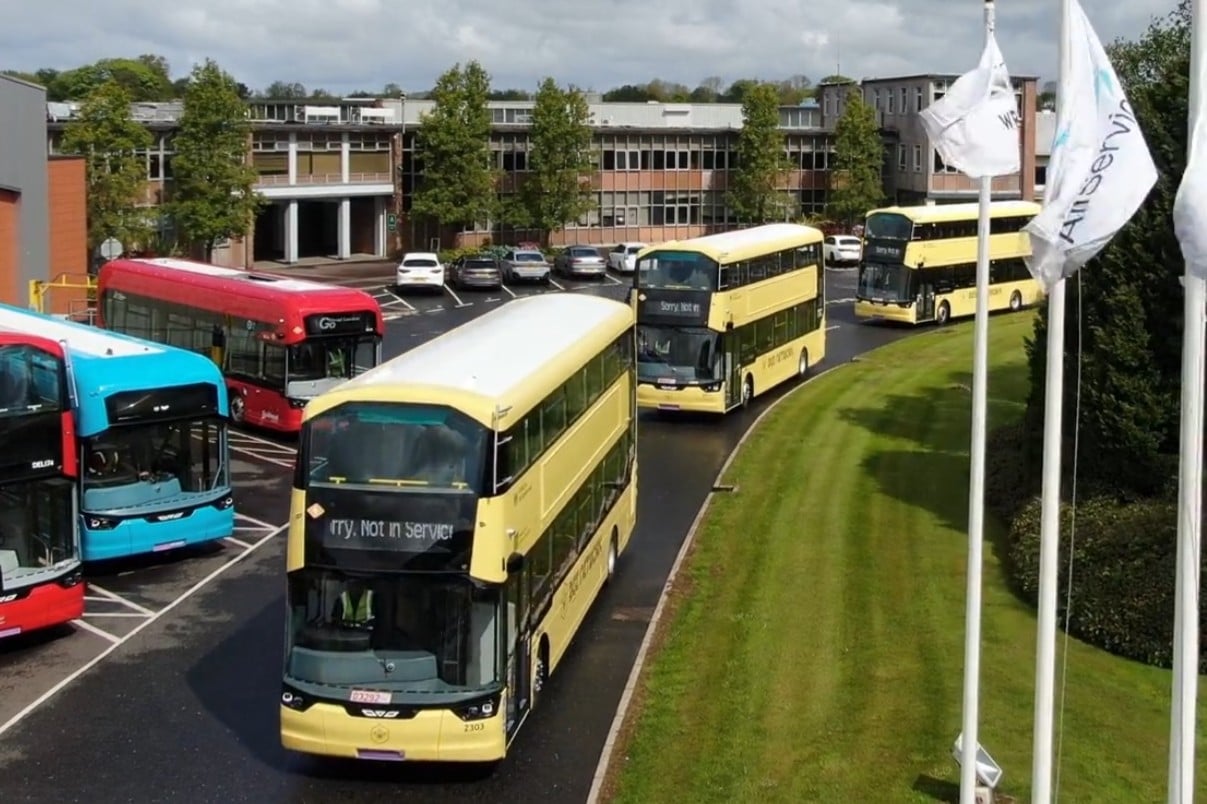 Greater Manchester'da bir otobüs deposunda sıralanmış yeni elektrikli otobüsler