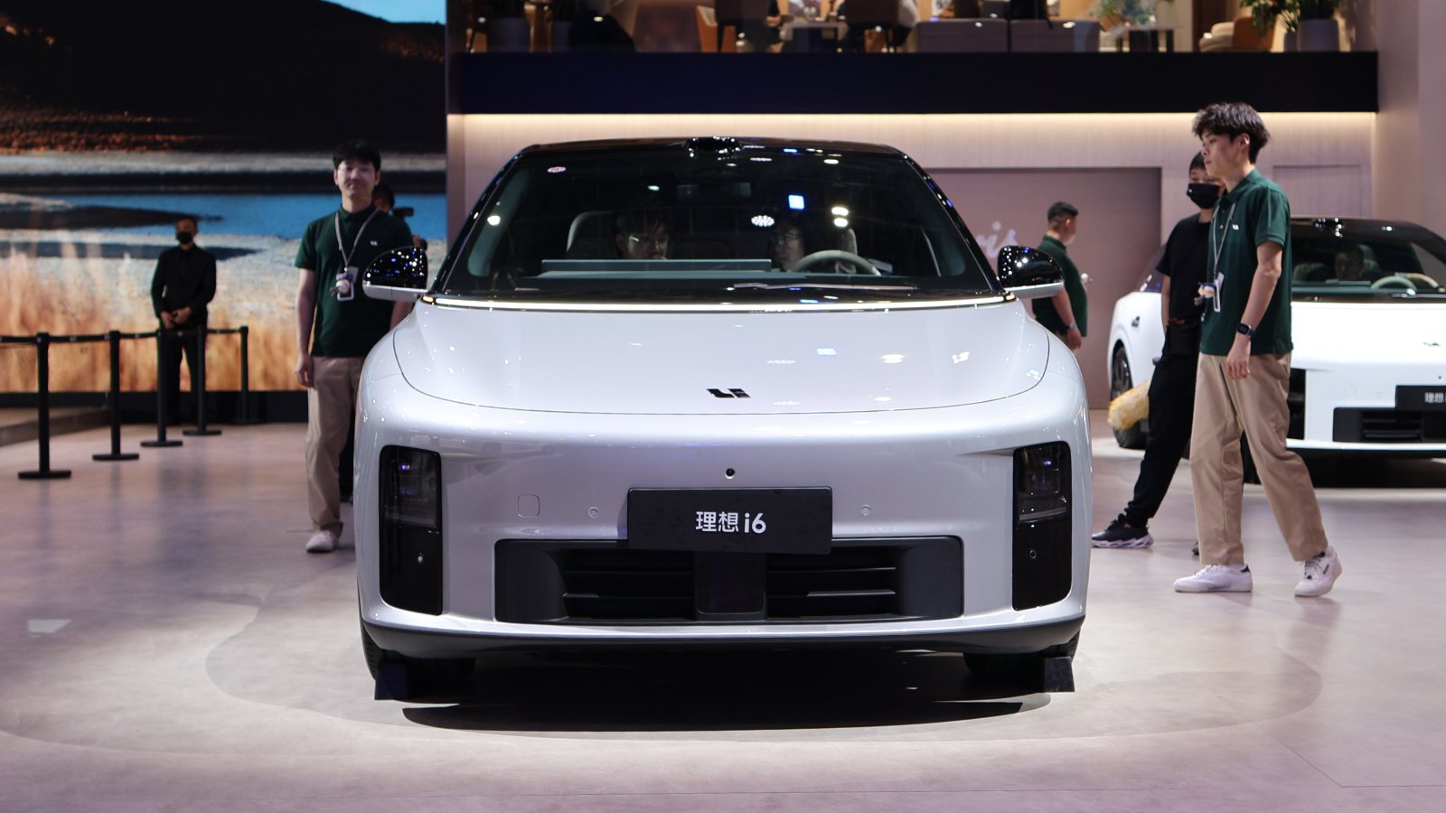 Li Auto Power Day etkinliği sahnesi, büyük ekranda batarya hücresi diyagramları ve araç silüetleri