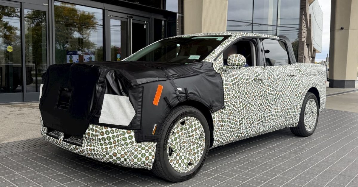 Kamufle edilmiş Ford Fathom elektrikli kamyonet, şirket merkezi önünde görüntülendi.