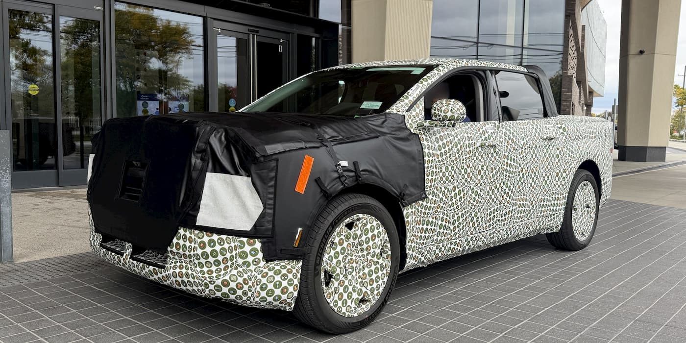 Kamufle edilmiş Ford Fathom elektrikli kamyonet, şirket merkezi önünde görüntülendi.