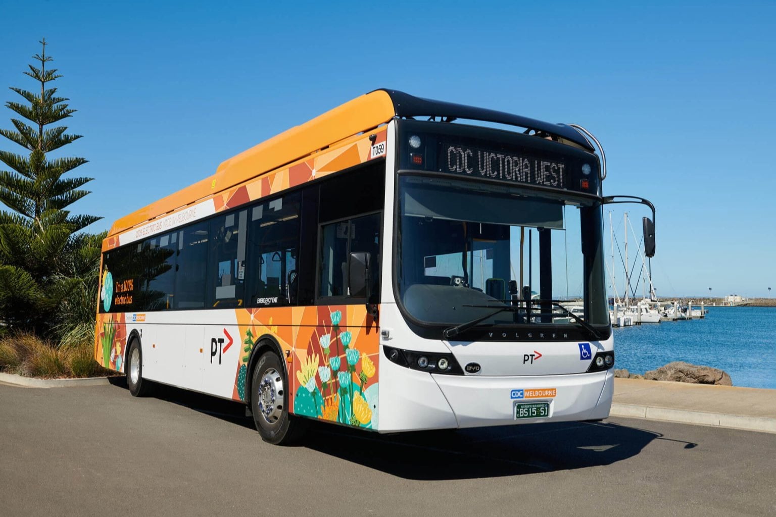 Büyük bir otobüs deposunun içinde sıralanmış elektrikli otobüsler ve şarj üniteleri