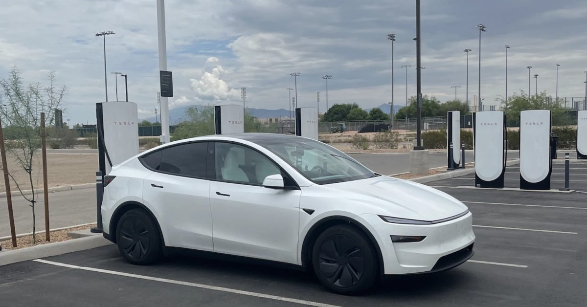 Arizona'da bir DC hızlı şarj istasyonu, çölde güneşli bir öğleden sonra