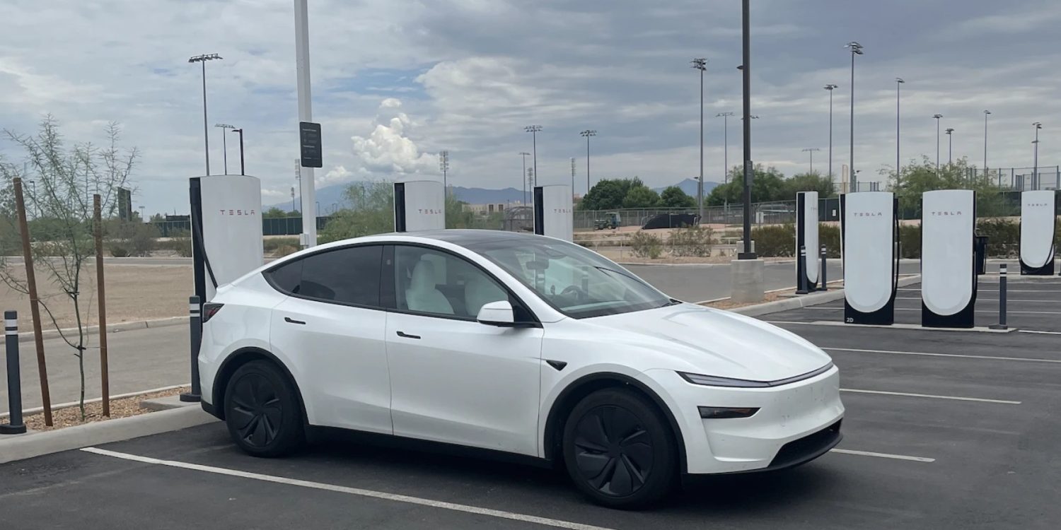 Arizona'da bir DC hızlı şarj istasyonu, çölde güneşli bir öğleden sonra