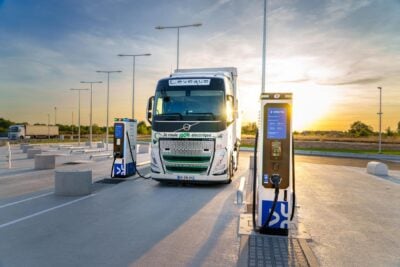 Hollanda'da bir benzin istasyonunda hızlı şarj üniteleri ve elektrikli otomobiller