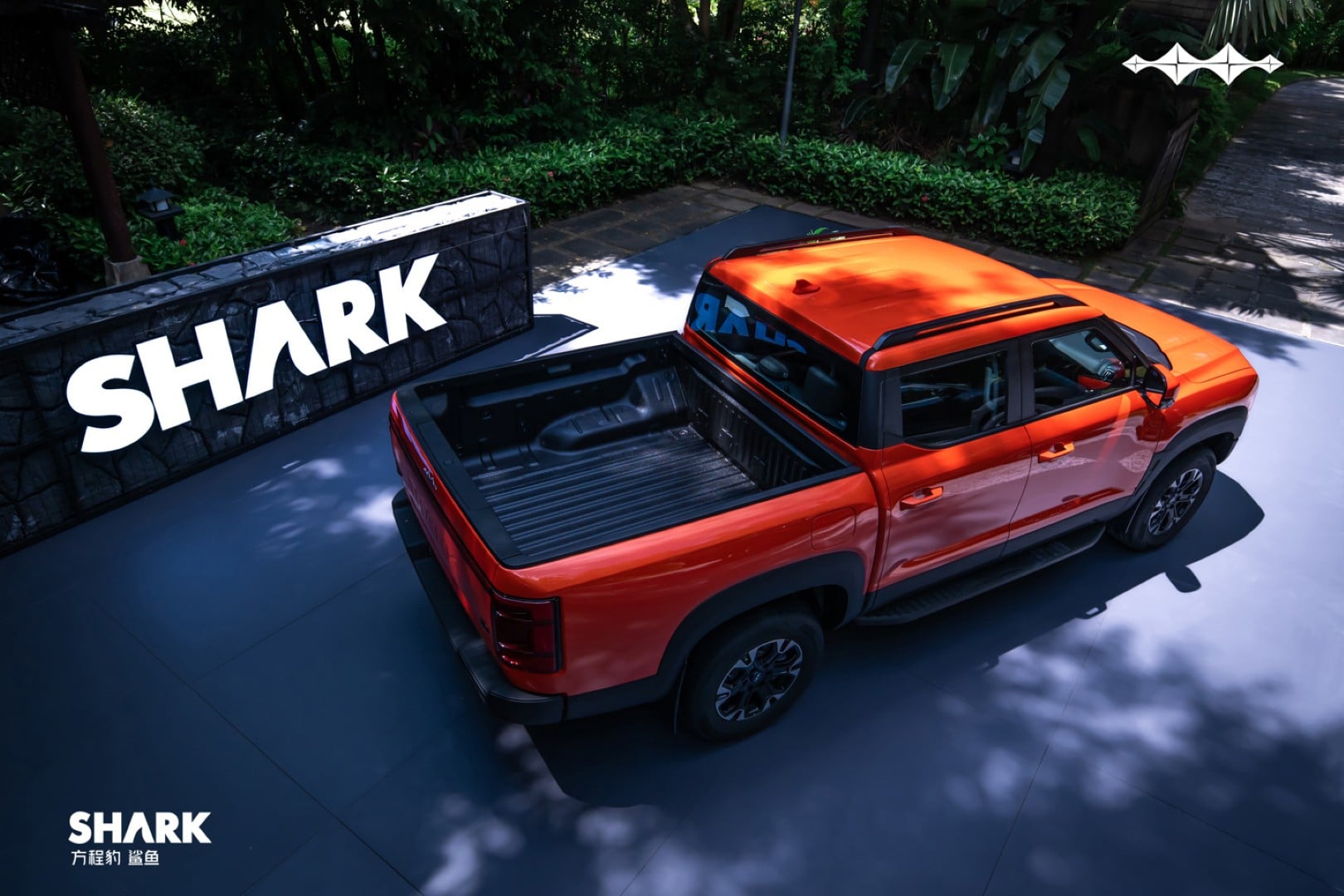 Fang Cheng Bao Ti 9 SUV ve Shark pikap gösterim salonunda