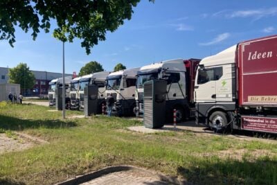 Elektrikli bir ağır vasıta kamyonunun Avrupa'da bir otoyol dinlenme tesisinde şarj olurken görüntüsü