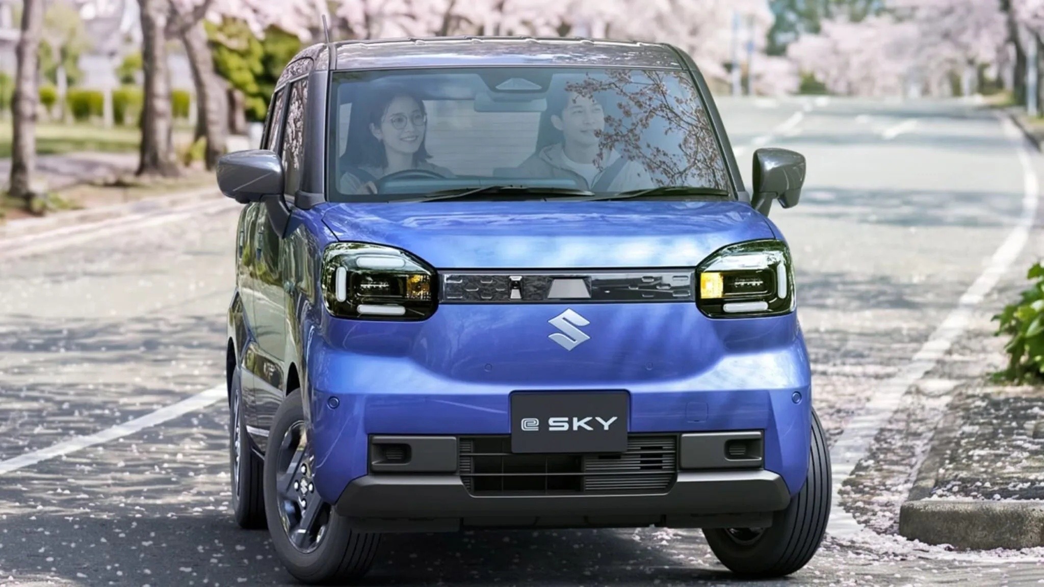 Kompakt bir elektrikli otomobilin şehir içi bir caddede park halindeyken çekilmiş genel görüntüsü