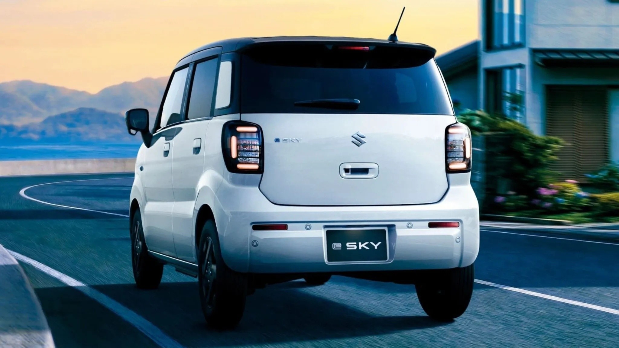 Kompakt bir elektrikli otomobilin şehir içi bir caddede park halindeyken çekilmiş genel görüntüsü
