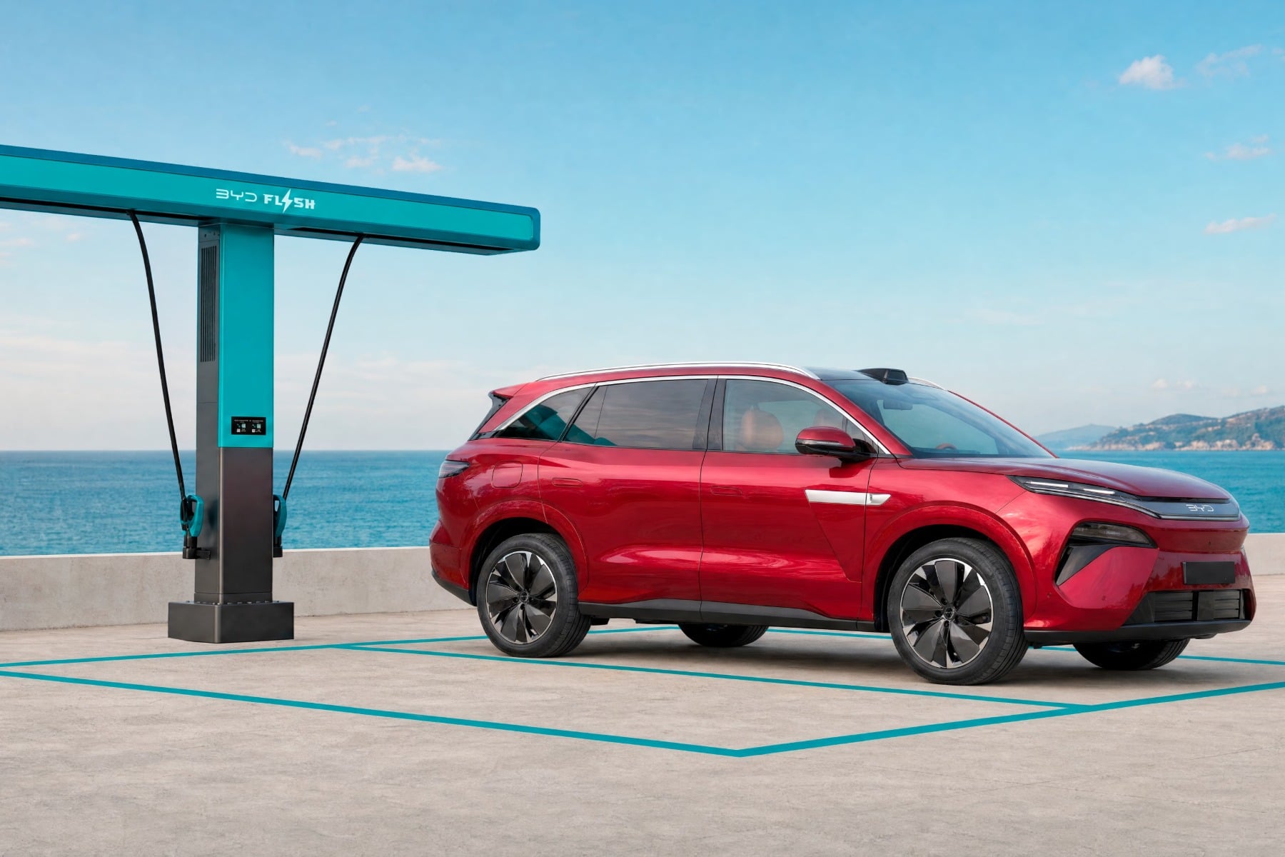 BYD Atto 8 elektrikli SUV, Paris Otomobil Fuarı'nda sergileniyor.