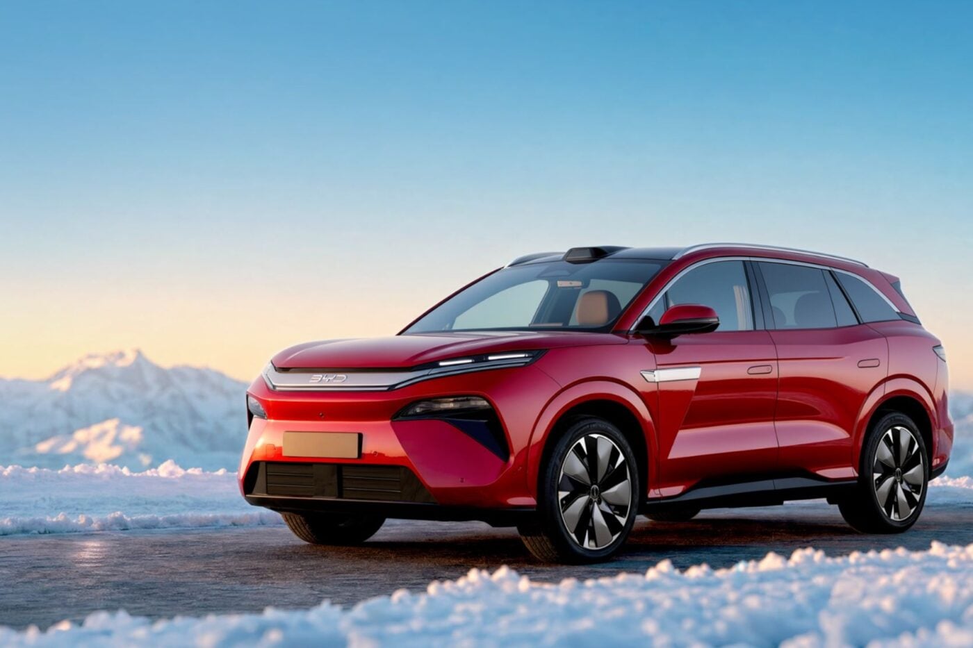 BYD Atto 8 elektrikli SUV, Paris Otomobil Fuarı'nda sergileniyor.