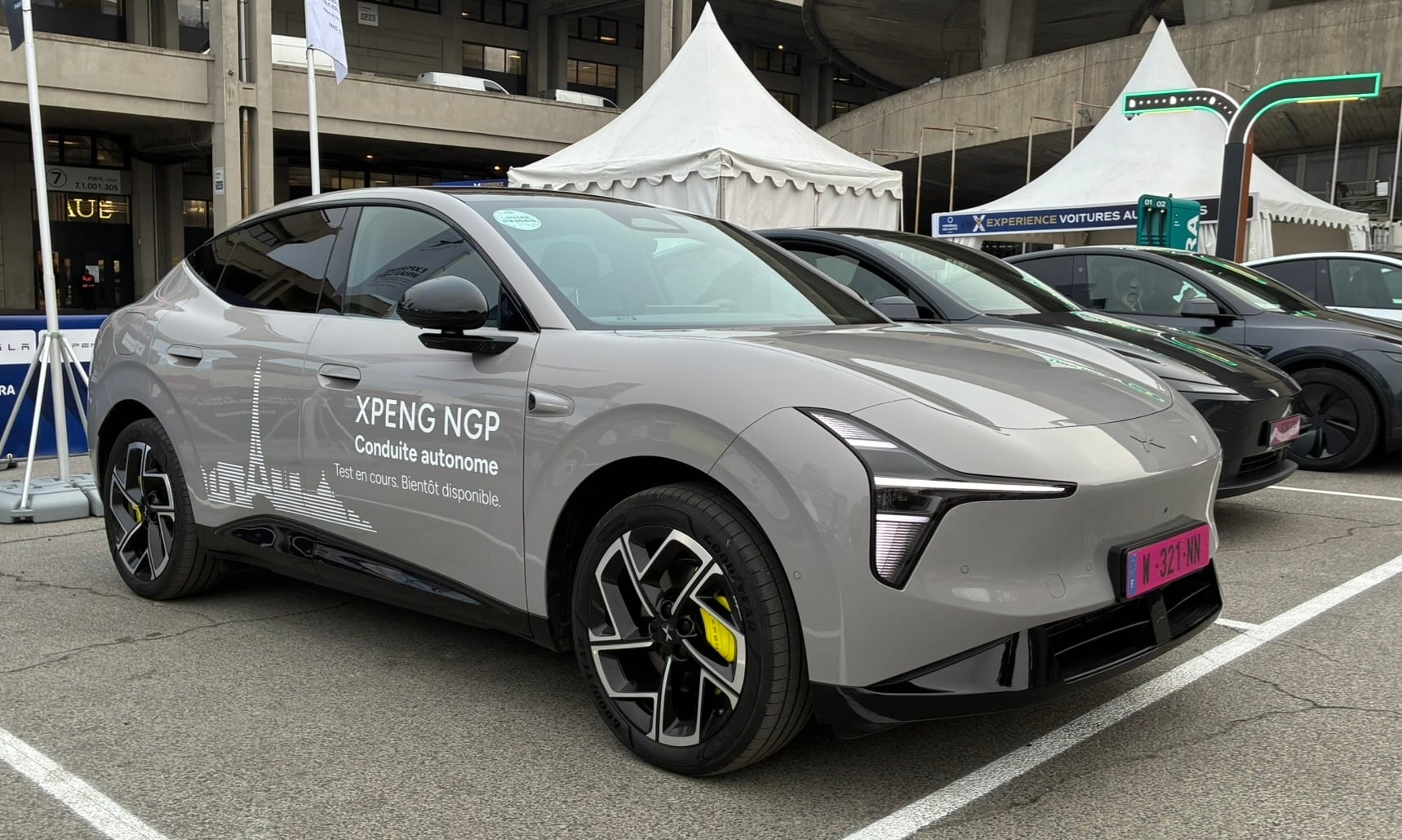 Xpeng elektrikli otomobilin içinden Paris trafiğinde sürüş görünümü