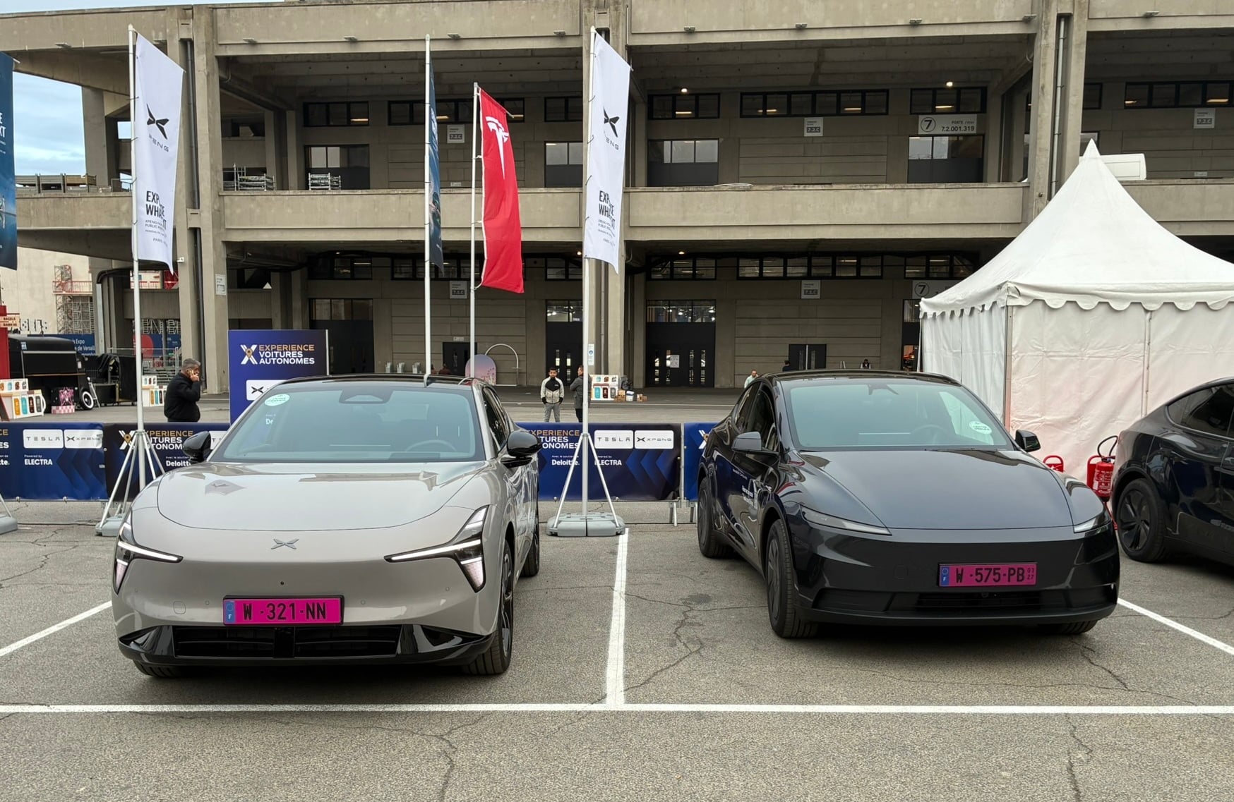 Xpeng elektrikli otomobilin içinden Paris trafiğinde sürüş görünümü
