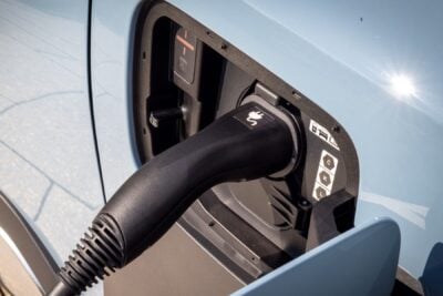 Volkswagen ve JSW Group arasındaki ortaklık görüşmelerini simgeleyen bir el sıkışma sahnesi