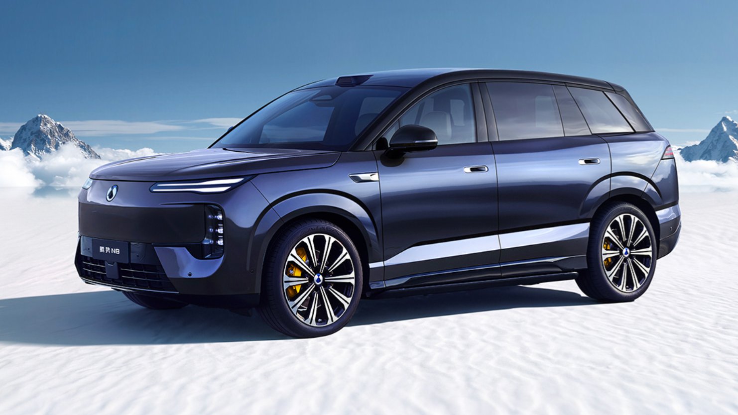Yenilenen Denza N8 elektrikli SUV'nin şık bir showroom'da sergilendiği görüntü