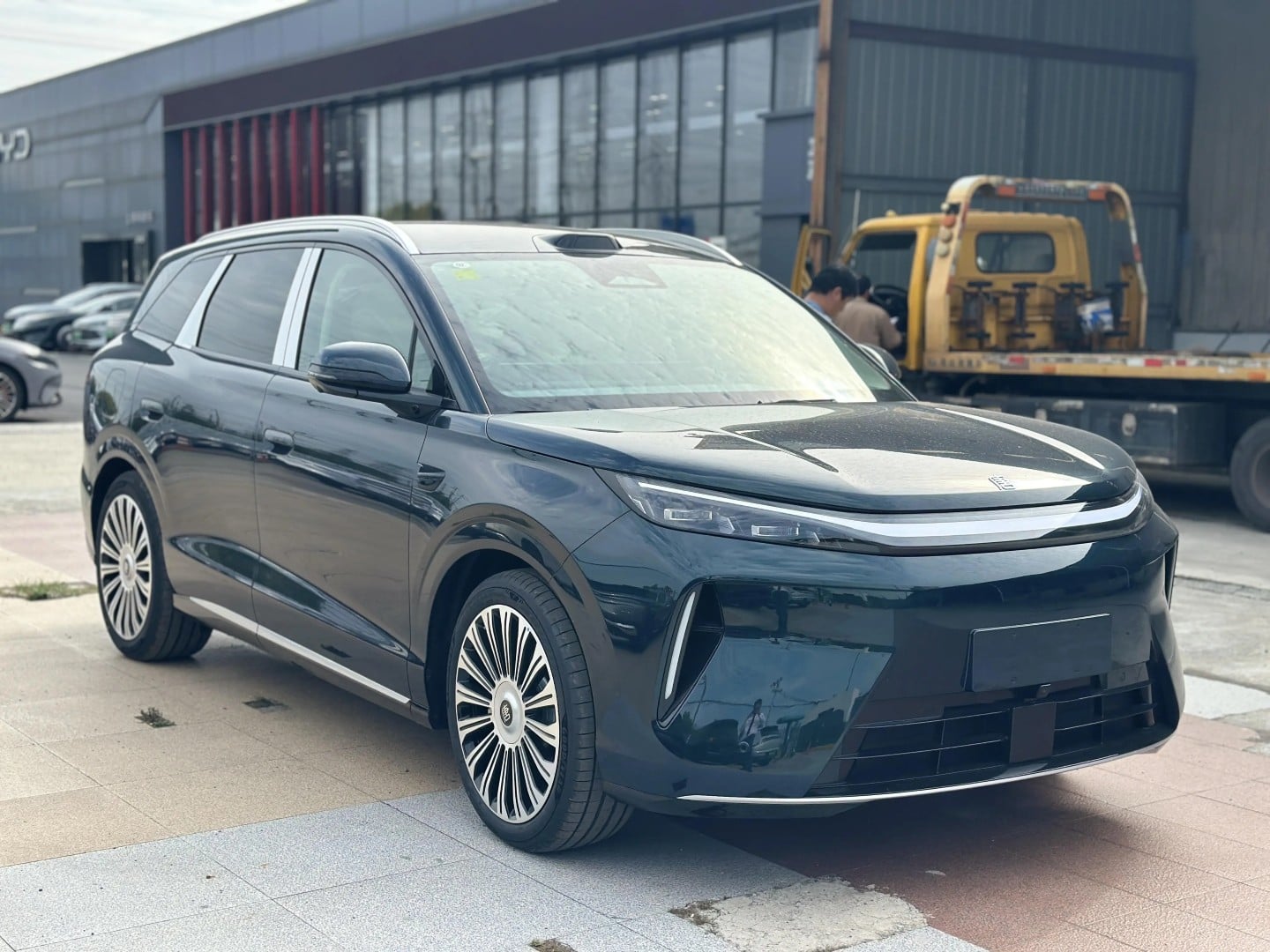 BYD üçüncü nesil Tang EV elektrikli SUV’nin bayideki ön-üç çeyrek görünümü
