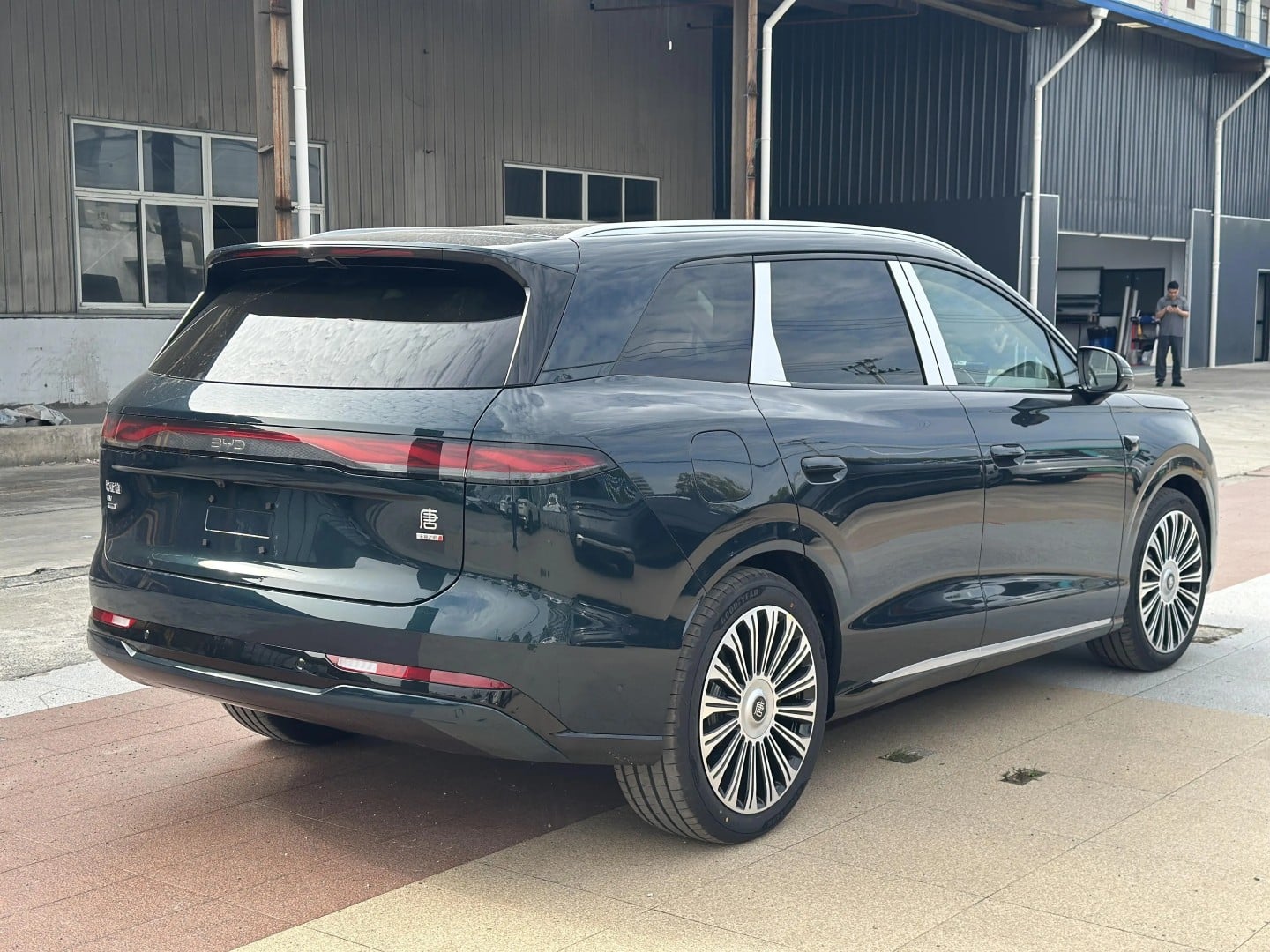 BYD üçüncü nesil Tang EV elektrikli SUV’nin bayideki ön-üç çeyrek görünümü
