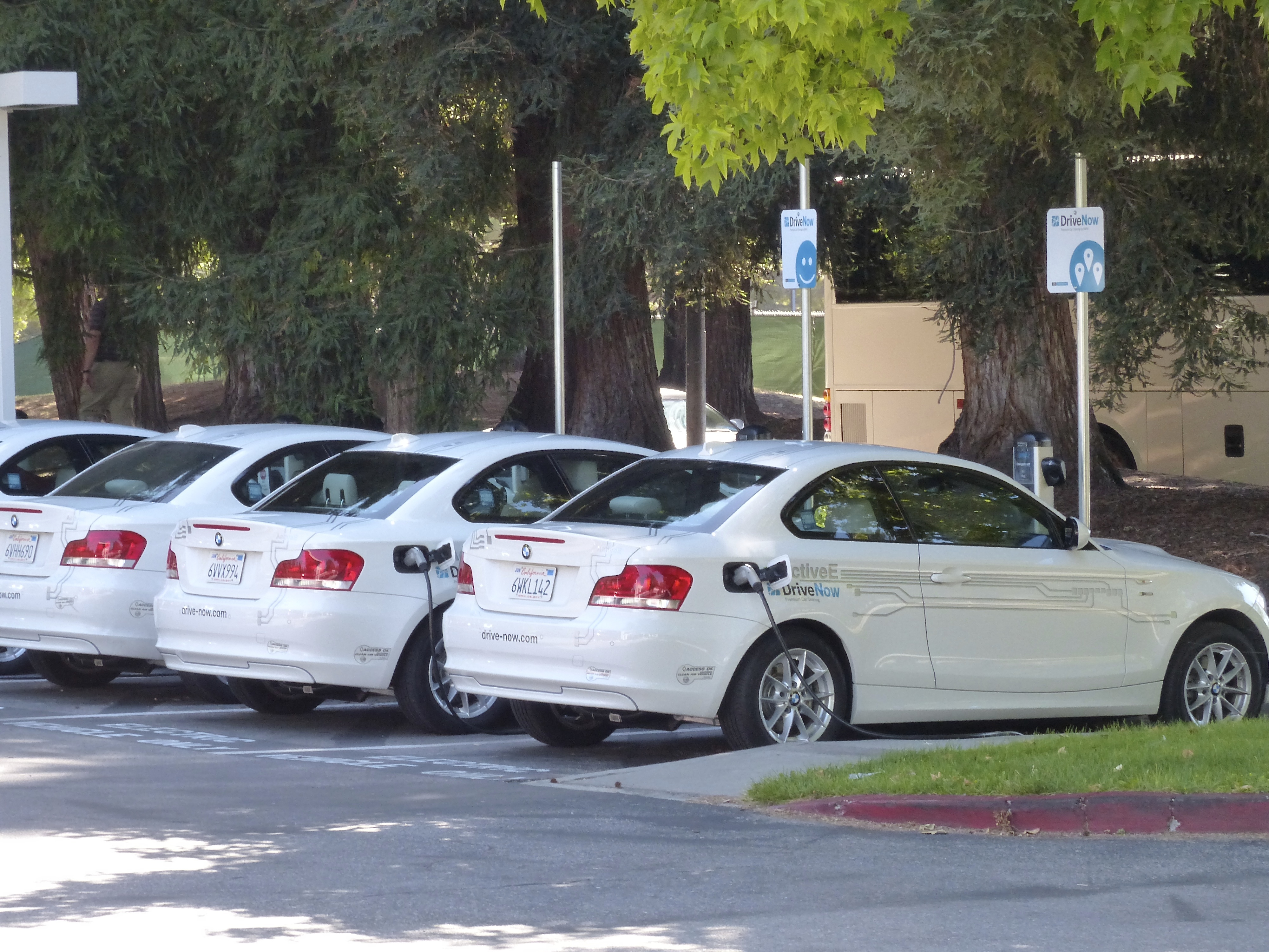 California'da güneş panelli bir şarj istasyonu ve yanında park halinde elektrikli araçlar.