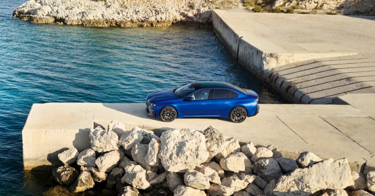 BMW i1 elektrikli otomobil konseptinin şehir içinde bir görüntüsü
