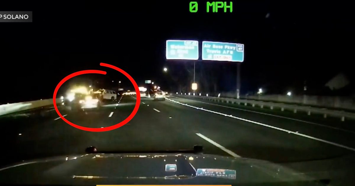 Tesla FSD'li Araç Polis Aracına Çarptı: İki Memur Yaralandı