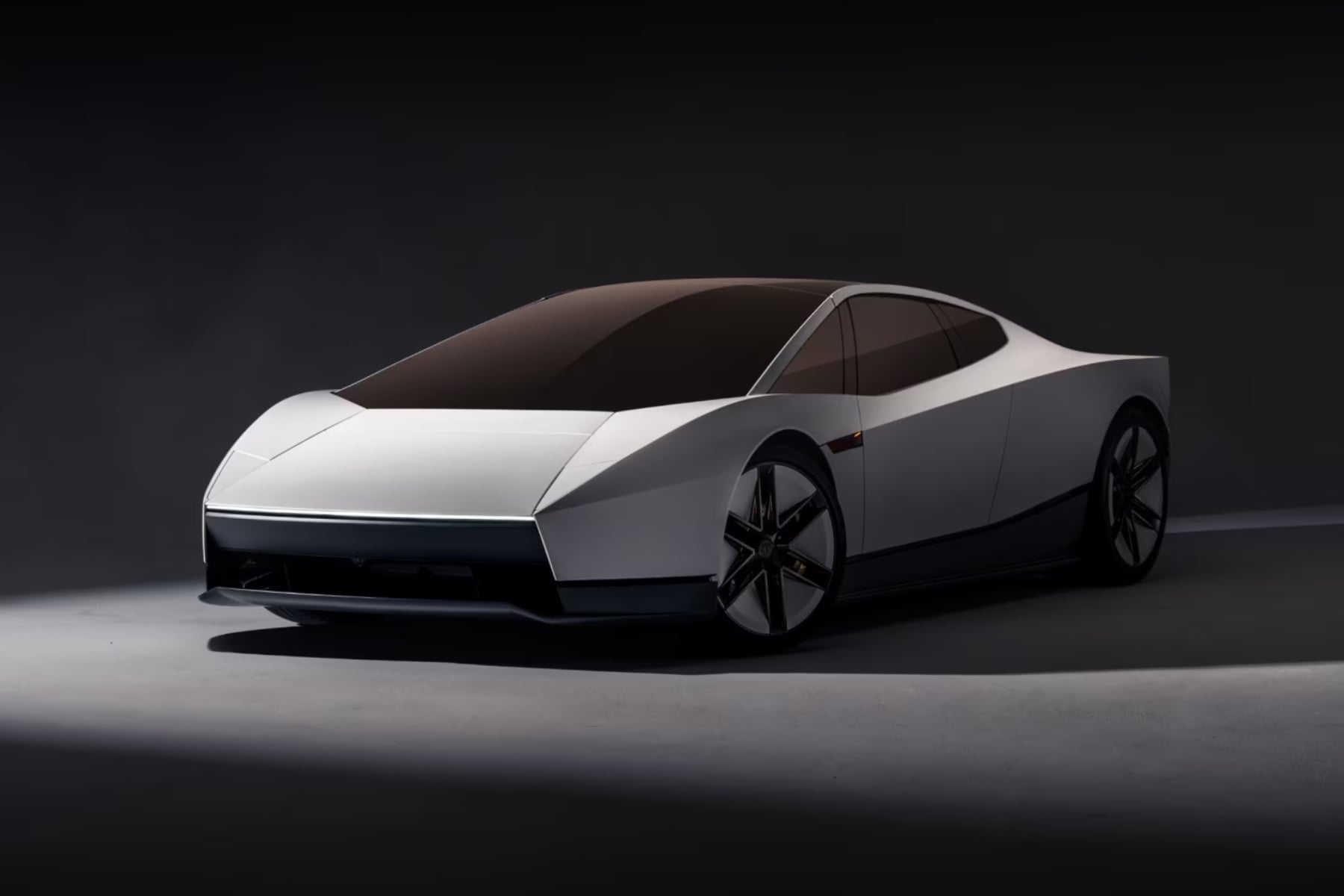 Tesla Roadster prototipi test sahasında, köşeli hatlar ve ışıklı iticilerle.