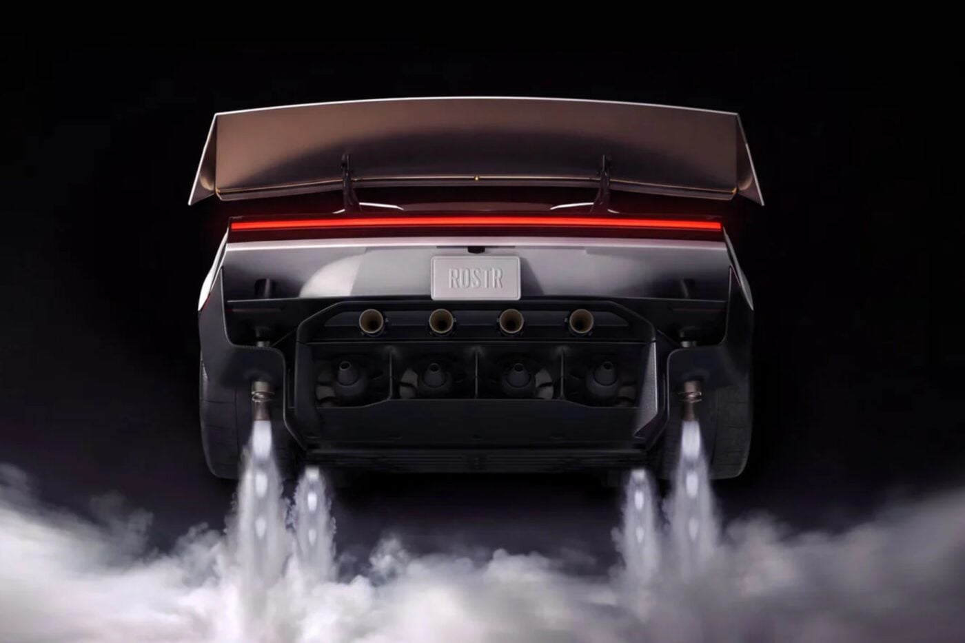 Tesla Roadster prototipi test sahasında, köşeli hatlar ve ışıklı iticilerle.