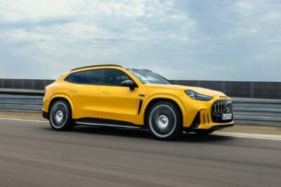 Londra'da bir sokakta şarj istasyonlarına bağlı elektrikli otomobiller