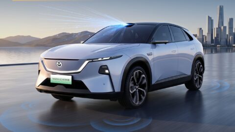 Deepal 2027 L06 elektrikli sedanının stüdyo çekimi, yandan görünüm